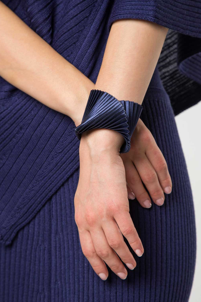 Shell Σκούρο Μπλε Υφασμάτινο Βραχιόλι με Πιέτες | Κοσμήματα Βραχιόλια - Alexandra Tsoukala Shell Dark Blue Silk Bracelet