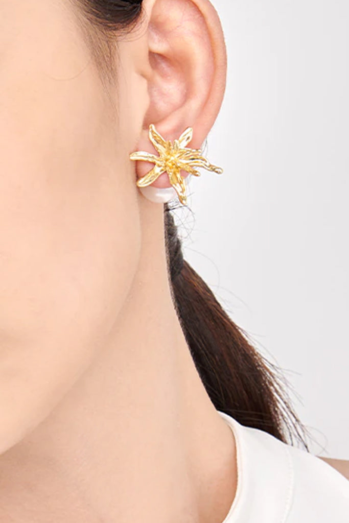Yasemin Χρυσά Σκουλαρίκια Λουλούδι με Πέρλες - ISABEL ROCHE | Κοσμήματα Σκουλαρίκια